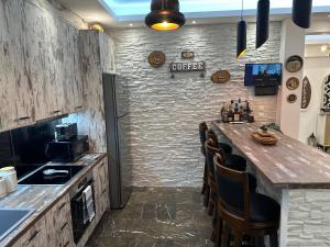 Acropoli Vibes At Kosmos Getaway