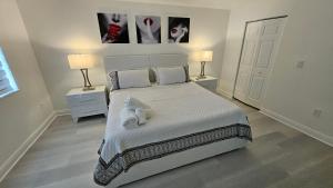 Sunny Oasis with private pool