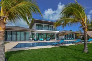 Luxurious Ocean Front Mansion in The Bahamas