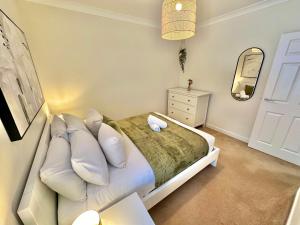 Family Three Bedroom Home - Outbuilding Games Room - Walk to Town and Beach - Free Parking