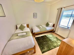 Family Three Bedroom Home - Outbuilding Games Room - Walk to Town and Beach - Free Parking