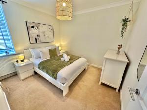 Family Three Bedroom Home - Outbuilding Games Room - Walk to Town and Beach - Free Parking