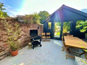 Family Three Bedroom Home - Outbuilding Games Room - Walk to Town and Beach - Free Parking