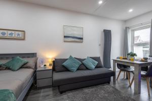 Spacious Studio Apartment In Cardiff City Centre