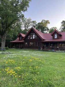 Red Barn Lodge with a Boat slip at Leach Lake - Federal Dam