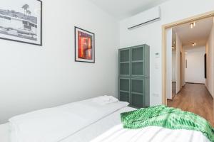 New Penthouse w double parking, panoramic balcony