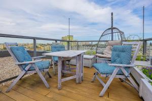 Apartment with Terrace & Parking by Noclegi Renters