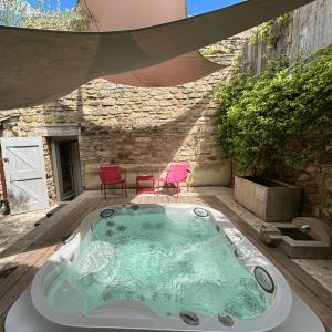 B&B / Chambres d'hotes La Maison des Vendangeurs - TABLE D'HOTES le soir du jeudi au dimanche- Jacuzzi - Balneo SPA - ACCES PISCINE pour toutes les chambres sauf STUDIO COQUET- Piscine de mai a mi-octobre : photos des chambres
