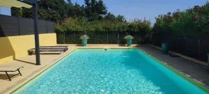 Villa provençale entre Cévennes et Provence avec une grande piscine et un terrain de pétanque - Euzet