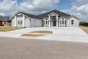 305 Luxurious with Pool Hot Tub - Robstown