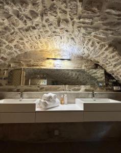 B&B / Chambres d'hotes La Maison des Vendangeurs - TABLE D'HOTES le soir du jeudi au dimanche- Jacuzzi - Balneo SPA - ACCES PISCINE pour toutes les chambres sauf STUDIO COQUET- Piscine de mai a mi-octobre : photos des chambres