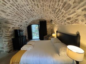 B&B / Chambres d'hotes La Maison des Vendangeurs - TABLE D'HOTES le soir du jeudi au dimanche- Jacuzzi - Balneo SPA - ACCES PISCINE pour toutes les chambres sauf STUDIO COQUET- Piscine de mai a mi-octobre : photos des chambres