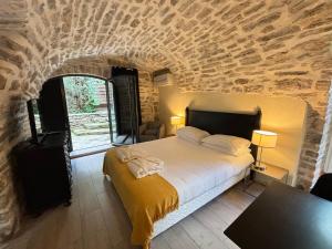 B&B / Chambres d'hotes La Maison des Vendangeurs - TABLE D'HOTES le soir du jeudi au dimanche- Jacuzzi - Balneo SPA - ACCES PISCINE pour toutes les chambres sauf STUDIO COQUET- Piscine de mai a mi-octobre : photos des chambres