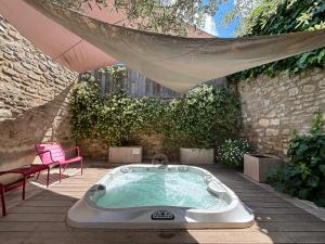 B&B / Chambres d'hotes La Maison des Vendangeurs - TABLE D'HOTES le soir du jeudi au dimanche- Jacuzzi - Balneo SPA - ACCES PISCINE pour toutes les chambres sauf STUDIO COQUET- Piscine de mai a mi-octobre : photos des chambres
