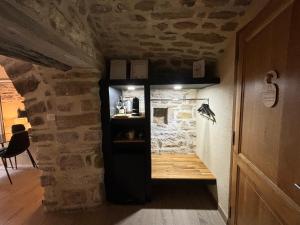 B&B / Chambres d'hotes La Maison des Vendangeurs - TABLE D'HOTES le soir du jeudi au dimanche- Jacuzzi - Balneo SPA - ACCES PISCINE pour toutes les chambres sauf STUDIO COQUET- Piscine de mai a mi-octobre : photos des chambres