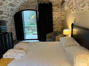 B&B / Chambres d'hotes La Maison des Vendangeurs - TABLE D'HOTES le soir du jeudi au dimanche- Jacuzzi - Balneo SPA - ACCES PISCINE pour toutes les chambres sauf STUDIO COQUET- Piscine de mai a mi-octobre : photos des chambres