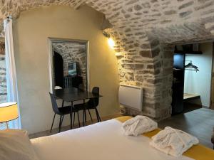 B&B / Chambres d'hotes La Maison des Vendangeurs - TABLE D'HOTES le soir du jeudi au dimanche- Jacuzzi - Balneo SPA - ACCES PISCINE pour toutes les chambres sauf STUDIO COQUET- Piscine de mai a mi-octobre : photos des chambres