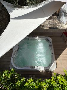 B&B / Chambres d'hotes La Maison des Vendangeurs - TABLE D'HOTES le soir du jeudi au dimanche- Jacuzzi - Balneo SPA - ACCES PISCINE pour toutes les chambres sauf STUDIO COQUET- Piscine de mai a mi-octobre : photos des chambres