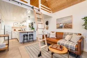 Adorable Tiny House near Grand Canyon, Fire Pit and Walk to Town - 威廉姆斯