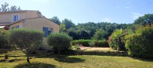 Villa provençale entre Cévennes et Provence avec une grande piscine et un terrain de pétanque