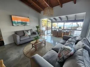 UMDLOTI Beach House - Perfect Location - Beach Road - walk everywhere - La Mercy