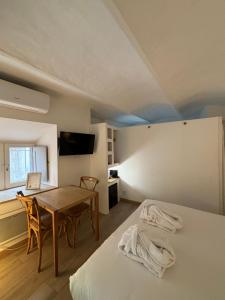 B&B / Chambres d'hotes La Maison des Vendangeurs - TABLE D'HOTES le soir du jeudi au dimanche- Jacuzzi - Balneo SPA - ACCES PISCINE pour toutes les chambres sauf STUDIO COQUET- Piscine de mai a mi-octobre : photos des chambres
