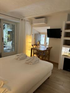 B&B / Chambres d'hotes La Maison des Vendangeurs - TABLE D'HOTES le soir du jeudi au dimanche- Jacuzzi - Balneo SPA - ACCES PISCINE pour toutes les chambres sauf STUDIO COQUET- Piscine de mai a mi-octobre : photos des chambres