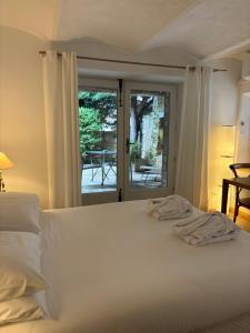B&B / Chambres d'hotes La Maison des Vendangeurs - TABLE D'HOTES le soir du jeudi au dimanche- Jacuzzi - Balneo SPA - ACCES PISCINE pour toutes les chambres sauf STUDIO COQUET- Piscine de mai a mi-octobre : photos des chambres