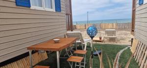 Exclusive bungalow by the beach - natural house