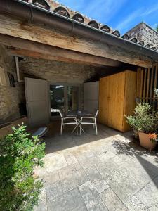 B&B / Chambres d'hotes La Maison des Vendangeurs - TABLE D'HOTES le soir du jeudi au dimanche- Jacuzzi - Balneo SPA - ACCES PISCINE pour toutes les chambres sauf STUDIO COQUET- Piscine de mai a mi-octobre : photos des chambres