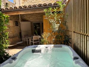 B&B / Chambres d'hotes La Maison des Vendangeurs - TABLE D'HOTES le soir du jeudi au dimanche- Jacuzzi - Balneo SPA - ACCES PISCINE pour toutes les chambres sauf STUDIO COQUET- Piscine de mai a mi-octobre : photos des chambres