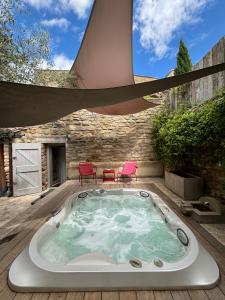B&B / Chambres d'hotes La Maison des Vendangeurs - TABLE D'HOTES le soir du jeudi au dimanche- Jacuzzi - Balneo SPA - ACCES PISCINE pour toutes les chambres sauf STUDIO COQUET- Piscine de mai a mi-octobre : photos des chambres