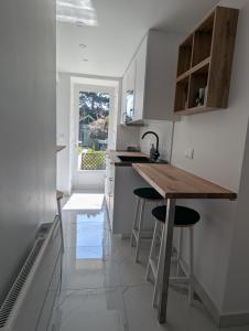 Cosy appartment with access to garden, parking and direct line to Eiffel tower