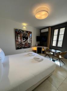 B&B / Chambres d'hotes La Maison des Vendangeurs - TABLE D'HOTES le soir du jeudi au dimanche- Jacuzzi - Balneo SPA - ACCES PISCINE pour toutes les chambres sauf STUDIO COQUET- Piscine de mai a mi-octobre : photos des chambres