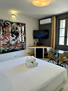 B&B / Chambres d'hotes La Maison des Vendangeurs - TABLE D'HOTES le soir du jeudi au dimanche- Jacuzzi - Balneo SPA - ACCES PISCINE pour toutes les chambres sauf STUDIO COQUET- Piscine de mai a mi-octobre : photos des chambres
