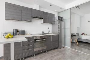 Apartament w Spokojnej Okolicy z Parkingiem by Noclegi Renters