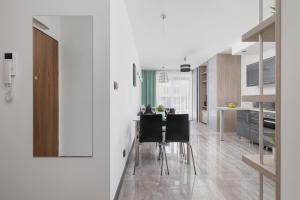 Apartament w Spokojnej Okolicy z Parkingiem by Noclegi Renters