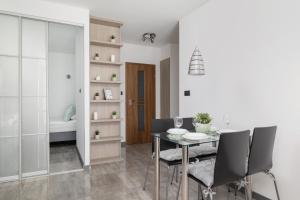 Apartament w Spokojnej Okolicy z Parkingiem by Noclegi Renters