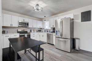 Bullseye Bungalow Hot Tub & BBQ for Gatherings