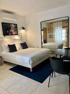 B&B / Chambres d'hotes La Maison des Vendangeurs - TABLE D'HOTES le soir du jeudi au dimanche- Jacuzzi - Balneo SPA - ACCES PISCINE pour toutes les chambres sauf STUDIO COQUET- Piscine de mai a mi-octobre : photos des chambres