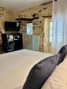 B&B / Chambres d'hotes La Maison des Vendangeurs - TABLE D'HOTES le soir du jeudi au dimanche- Jacuzzi - Balneo SPA - ACCES PISCINE pour toutes les chambres sauf STUDIO COQUET- Piscine de mai a mi-octobre : photos des chambres
