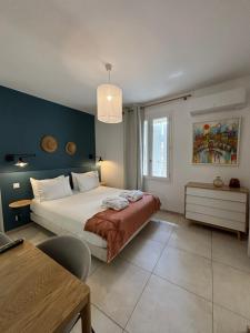 B&B / Chambres d'hotes La Maison des Vendangeurs - TABLE D'HOTES le soir du jeudi au dimanche- Jacuzzi - Balneo SPA - ACCES PISCINE pour toutes les chambres sauf STUDIO COQUET- Piscine de mai a mi-octobre : Suite avec Jacuzzi