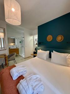 B&B / Chambres d'hotes La Maison des Vendangeurs - TABLE D'HOTES le soir du jeudi au dimanche- Jacuzzi - Balneo SPA - ACCES PISCINE pour toutes les chambres sauf STUDIO COQUET- Piscine de mai a mi-octobre : photos des chambres