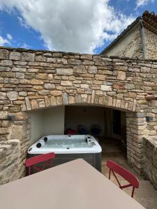 B&B / Chambres d'hotes La Maison des Vendangeurs - TABLE D'HOTES le soir du jeudi au dimanche- Jacuzzi - Balneo SPA - ACCES PISCINE pour toutes les chambres sauf STUDIO COQUET- Piscine de mai a mi-octobre : photos des chambres