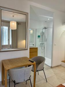 B&B / Chambres d'hotes La Maison des Vendangeurs - TABLE D'HOTES le soir du jeudi au dimanche- Jacuzzi - Balneo SPA - ACCES PISCINE pour toutes les chambres sauf STUDIO COQUET- Piscine de mai a mi-octobre : photos des chambres