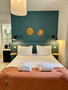 B&B / Chambres d'hotes La Maison des Vendangeurs - TABLE D'HOTES le soir du jeudi au dimanche- Jacuzzi - Balneo SPA - ACCES PISCINE pour toutes les chambres sauf STUDIO COQUET- Piscine de mai a mi-octobre : photos des chambres