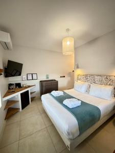 B&B / Chambres d'hotes La Maison des Vendangeurs - TABLE D'HOTES le soir du jeudi au dimanche- Jacuzzi - Balneo SPA - ACCES PISCINE pour toutes les chambres sauf STUDIO COQUET- Piscine de mai a mi-octobre : photos des chambres