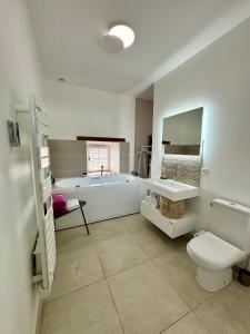 B&B / Chambres d'hotes La Maison des Vendangeurs - TABLE D'HOTES le soir du jeudi au dimanche- Jacuzzi - Balneo SPA - ACCES PISCINE pour toutes les chambres sauf STUDIO COQUET- Piscine de mai a mi-octobre : Chambre Lit King-Size avec Baignoire Spa