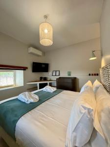 B&B / Chambres d'hotes La Maison des Vendangeurs - TABLE D'HOTES le soir du jeudi au dimanche- Jacuzzi - Balneo SPA - ACCES PISCINE pour toutes les chambres sauf STUDIO COQUET- Piscine de mai a mi-octobre : photos des chambres