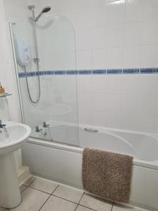 2 bedroom house Admiral Court